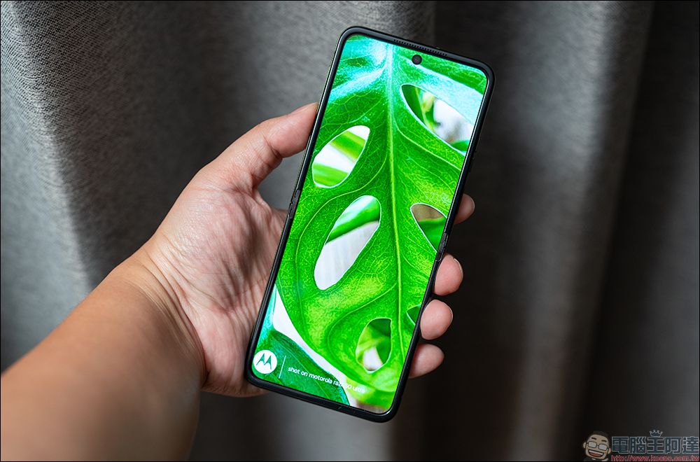 motorola razr 50 與 razr 50 Ultra 開箱｜AI 智慧影像加持，小摺疊設計的完美結合 - 電腦王阿達