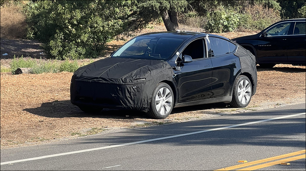 特斯拉 Model Y Juniper 改款實拍與預想圖曝光，跟進潮流配備貫穿式尾燈、室內氛圍燈 - 電腦王阿達