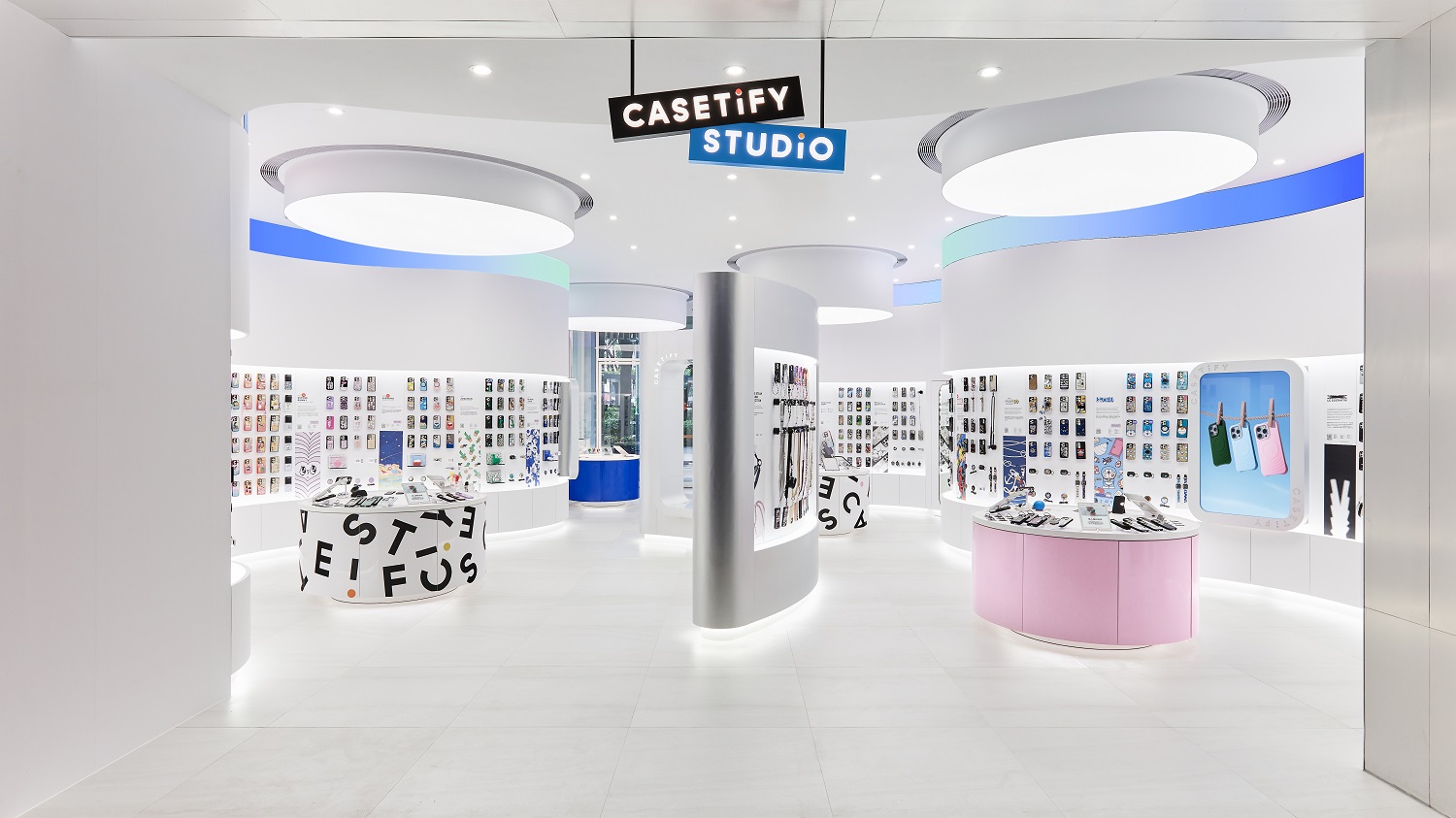 CASETiFY STUDiO 台中勤美 誠品綠園道外觀設計融入質感金屬銀色，營造出更時尚活潑的氛圍