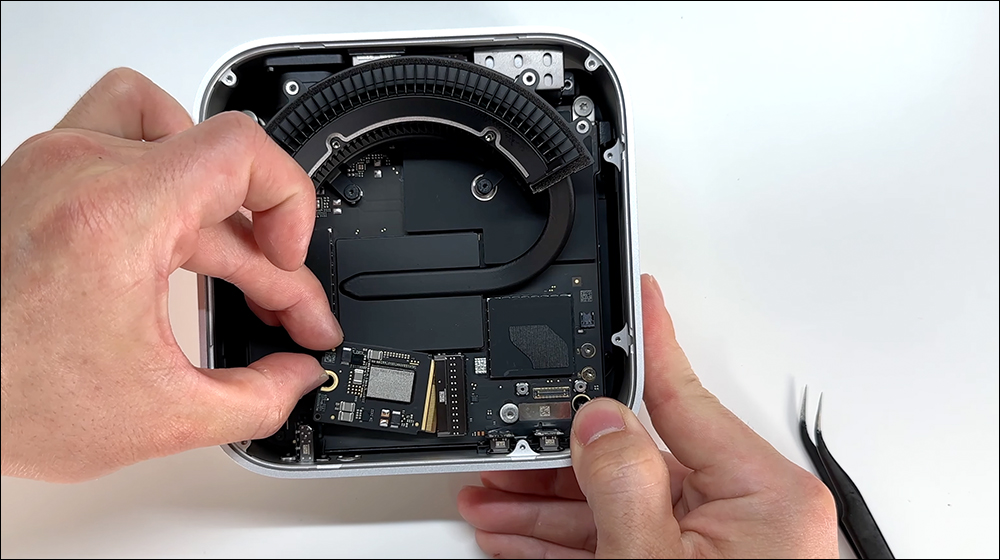 M4 Mac mini 採用可拆卸 SSD 模組化設計，國外已有成功改裝擴充至 2TB 案例 - 電腦王阿達