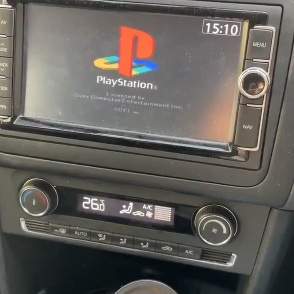 PlayStation 遊戲車內也能玩？日本網友將車機螢幕改裝玩起 PS1 遊戲，也有 wii U 和 Switch 玩家分享車內遊戲場景 - 電腦王阿達