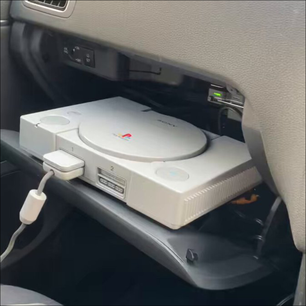 PlayStation 遊戲車內也能玩？日本網友將車機螢幕改裝玩起 PS1 遊戲，也有 wii U 和 Switch 玩家分享車內遊戲場景 - 電腦王阿達