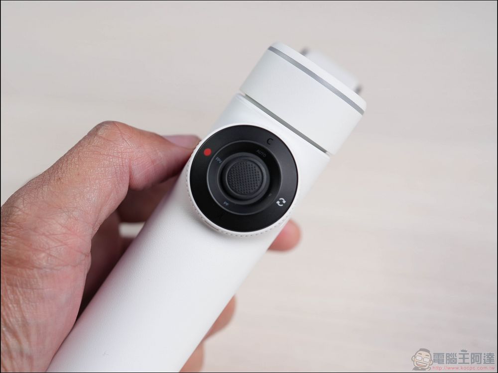 Insta360 Flow 2 Pro 開箱：結合穩定器、自拍棒、提詞器與AI追蹤，最萬能的手機創作工具 - 電腦王阿達