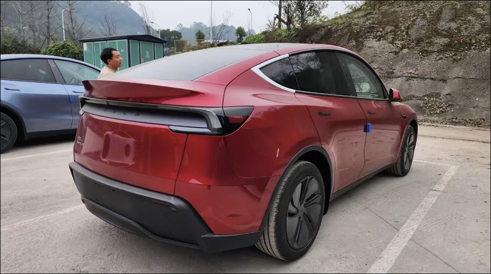 特斯拉全新 Model Y 的改變與升級大揭密！前後車窗升級雙層玻璃、方向盤有新亮點，乘坐更舒適了 - 電腦王阿達