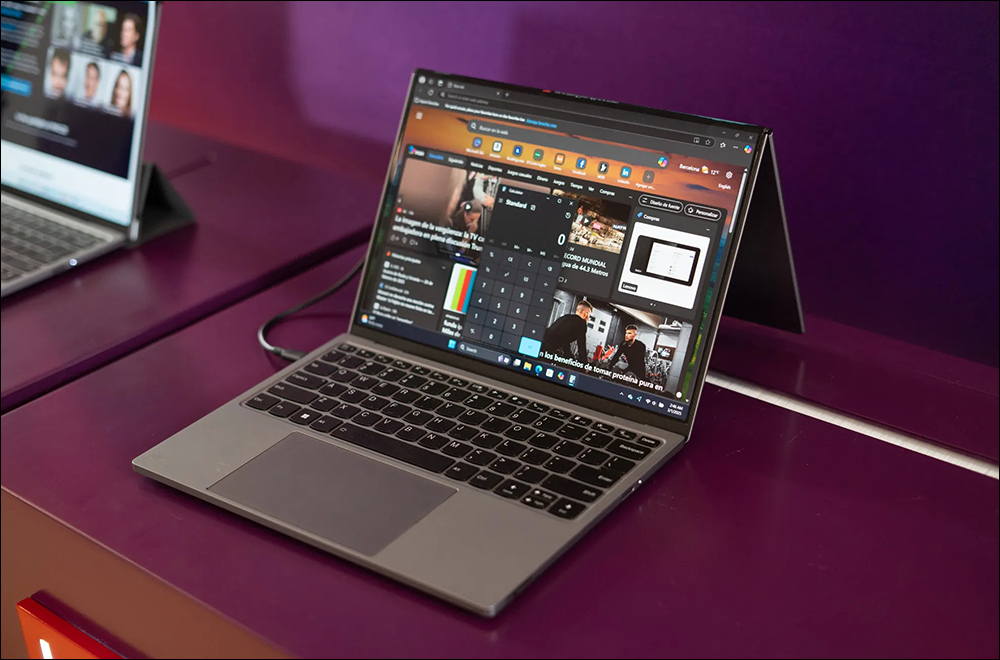 Lenovo ThinkBook Flip 採用直式折疊螢幕的 AI 概念筆電在 MWC 2025 亮相 - 電腦王阿達