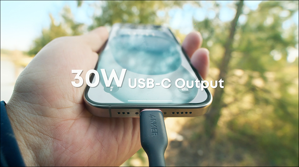 邊走邊充電！Anker SOLIX Cloak 太陽能充電概念斗篷亮相：支援 30W USB-C 快充，穿上它就是移動充電站！ - 電腦王阿達