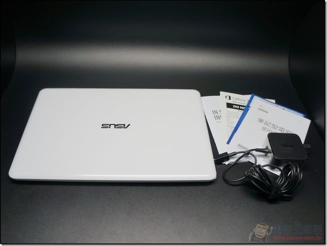 ASUS_EeeBook_X205_03