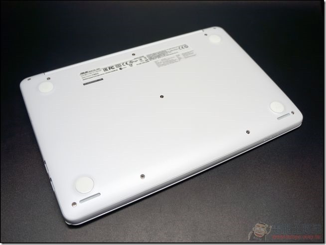 ASUS_EeeBook_X205_09