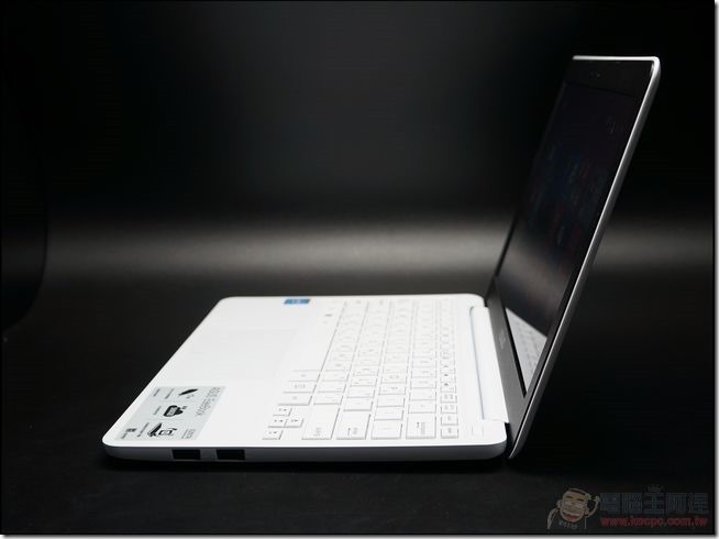 ASUS_EeeBook_X205_17