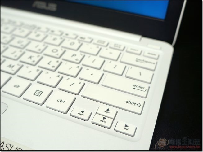 ASUS_EeeBook_X205_21